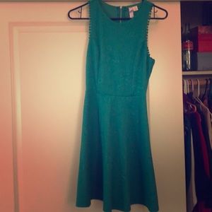 👗Kelly green spring dress light rose embroidery